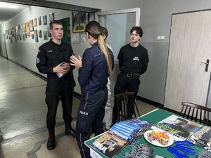 zdjęcie - policjantka rozmawia z uczniami w mundurach o procesie rekrutacji