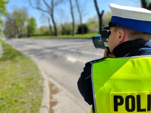 Policjant w trakcie pomiaru prędkości