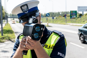 policjant z miernikiem prędkości