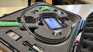 zdjęcie - w specjalnej walizce widać kamerę endoskopową używaną przez policyjnego pirotechnika