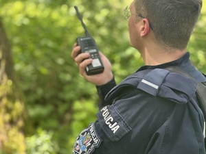 zdjęcie - policjant z radiotelefonem