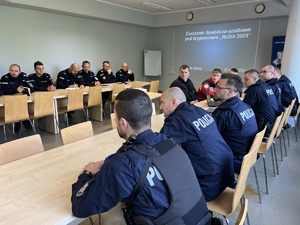 zdjęcie - policjanci i strażacy na sali odpraw