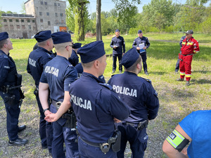 zdjęcie - odprawa w terenie przed poszukiwaniem