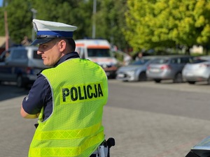 zdjęcie z zabezpieczenia &amp;quot;Dni Rudy Śląskiej&amp;quot; - policjant z drogówki czuwa nad ruchem przy miejscu koncertów