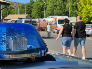 zdjęcie z zabezpieczenia &amp;quot;Dni Rudy Śląskiej&amp;quot; - policyjny kogut, a w tle idące na koncert osoby