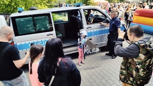 Dzieci oglądające policyjny sprzęt używany do zabezpieczenia meczów