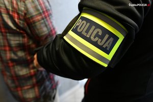 zdjęcie poglądowe - policjant prowadzi zatrzymanego