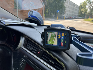 zdjęcie wnętrza radiowozu z miernikiem prędkości wskazującym na przekroczenie o 24 km/h w strefie tempo 30