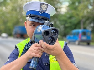 zdjęcie policjanta z drogówki kontrolującego prędkość