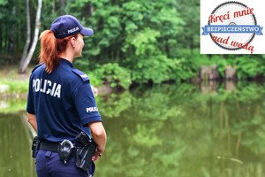 zdjęcie policjantki przy stawie