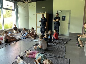 zdjęcie z sali wypoczynku parku wodnego, gdzie zebrane były dzieci w trakcie spotkania z policjantami