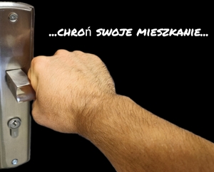 zdjęcie z napisem ... chroń swoje mieszkanie... przedstawiające położoną rękę na klamce do drzwi.