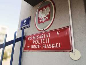 Tablica z nazwą Komisariat Policji V w Rudzie Śląskiej.