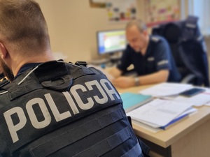 policjanci podczas odprawy do działań bezpieczny weekend