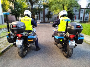 policjanci z drogówki na policyjnych motorach