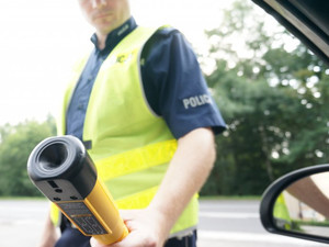 zdjęcie policjanta dokonującego badania trzeźwości