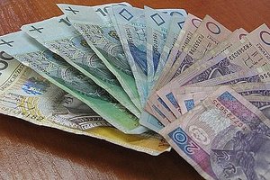 zdjęcie przedstawiające banknoty o różnych nominałach