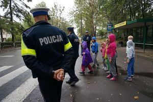 zdjęcie poglądowe - policjanci z dziećmi przy przejściu dla pieszych