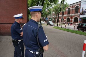zdjęcie archiwalne - policjanci stojący przy ulicy w centrum miasta