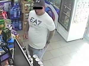 zdjęcie z kamery monitoringu pokazujące sprawcę przed rozbojem