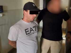 policjant z zatrzymanym sprawcą rozboju