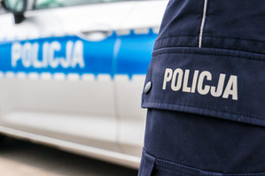 zdjęcie policjant przy radiowozie oznakowanym