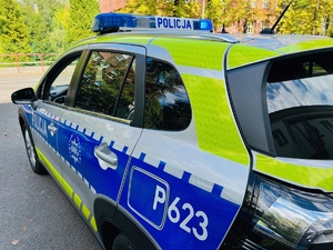 zdjęcie przedstawia bok nowego radiowozu