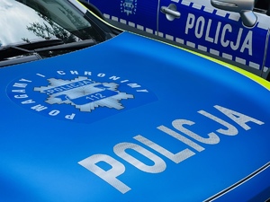 zdjęcie przedstawia maskę nowego radiowozu z logo policji i napisem pomagamy i chronimy