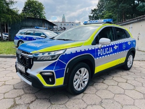 zdjęcie przedstawia nowy radiowóz stojący na parkingu