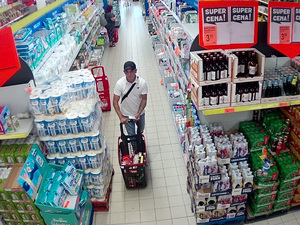 zdjęcie z kamery monitoringu przedstawiające wizerunek sprawcy w sklepie
