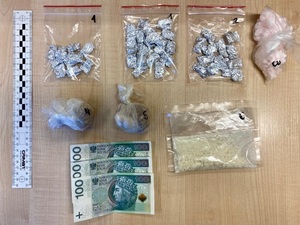zdjęcie - na biurku rozłożone woreczki z poporcjowanymi narkotykami