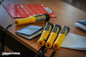 zdjęcie przedstawia policyjne alkotesty i notatniki leżące na biurku