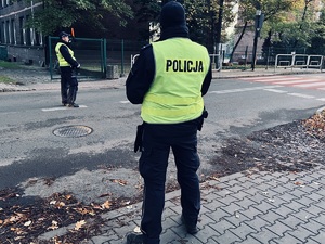 zdjęcie policjantów z drogówki w trakcie kontroli trzeźwości kierowców przejeżdżających w rejonie szkoły