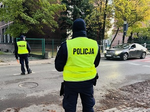 policjanci z drogówki w trakcie kontroli w rejonie przejścia dla pieszych przy szkole