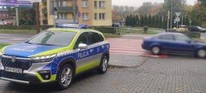 policyjny radiowóz przy przejściu dla pieszych