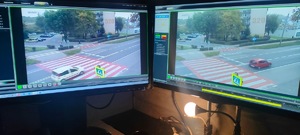zdjęcie dwóch monitorów przedstawiających obraz z kamer skierowanych na przejście dla pieszych