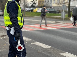 zdjęcie policjanta drogówki stojącego przy przejściu dla pieszych