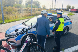 zdjęcie z działań pokazujące policjanta z rowerzystą podczas kontroli