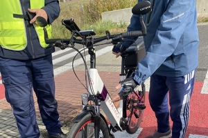zdjęcie z działań pokazujące policjanta z rowerzystą podczas kontroli
