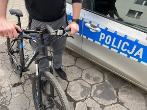 zdjęcie poglądowe - rowerzysta stojący przy policyjnym radiowozie