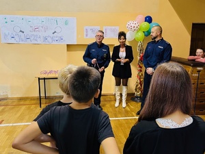 zdjęcie z turnieju przedstawiające salę gimnastyczną, uczniów biorących udział w turnieju, dzielnicowego, dyrektorkę szkoły i komendanta komisariatu