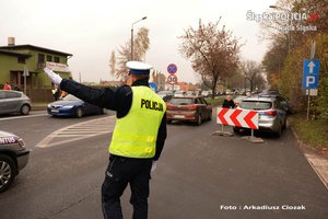 zdjęcie policjanta drogówki kierującego ruchem przy cmentarzu