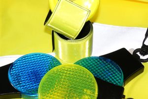 zdjęcie odblasków i kamizelki odblaskowej