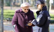 zdjęcie seniorka rozmawia z policjantką