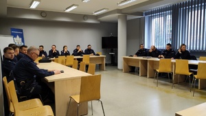 Policjanci w sali narad w trakcie szkolenia