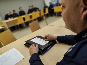 policjanci w sali narad w trakcie szkolenia