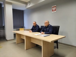 Pierwszy Zastępca KMP w Rudzie Śląskiej mł. insp. Grzegorz Wróbel oraz Zastępca Naczelnika Wydziały Prewencji asp. szt. Marek Bryłka w trakcie rozpoczęcia szkolenia.