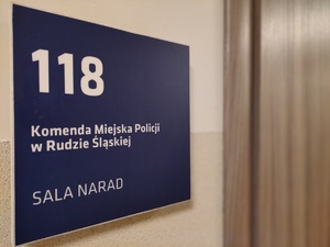 Tabliczka z napisem sala narad
