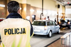 zdjęcie policjanta na stacji diagnostycznej w trakcie przeglądów