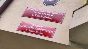 Tablice z nazwą szkoły